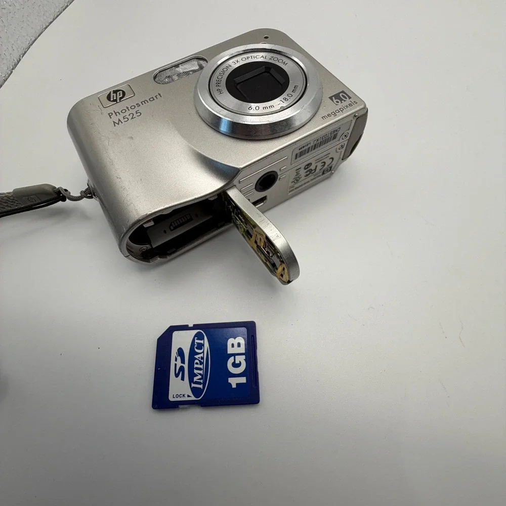 HP Photosmart M525 Digital Camera 6.0MP 3x Optical Zoom Silver with 1GB SD Card